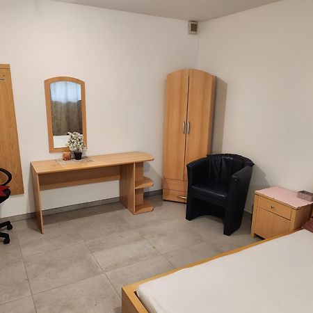 Halle, Top -Preise, Grosse 79 Qm Sd Fewo, Eg, Wahlweise Mit 1- 3 Dz, Inklusiv Tv Lounge, Kueche, Bad Wc Einfach Und Gut, Langzeitmieter Vb Preise Halle  Exterior foto