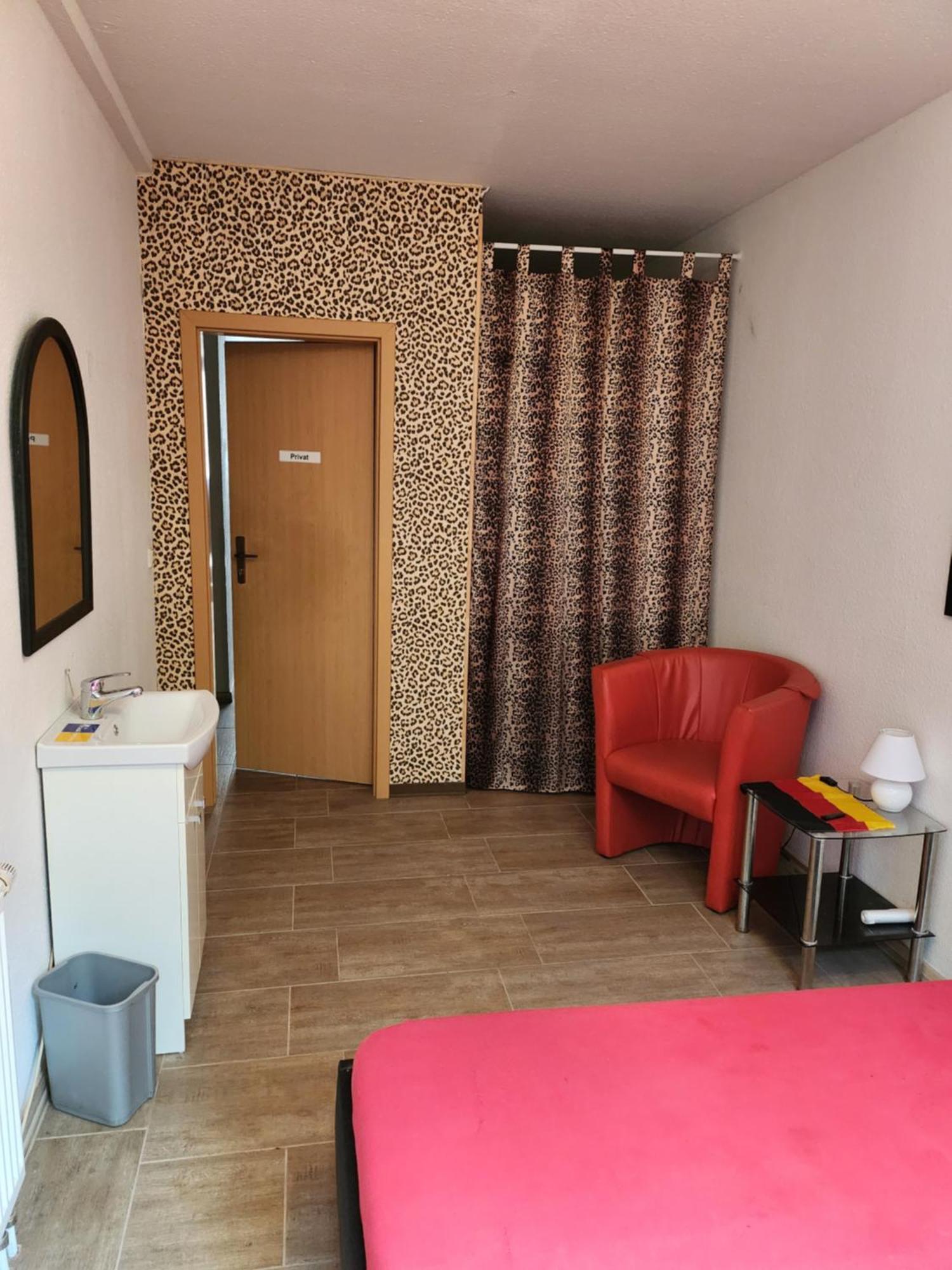 Halle, Top -Preise, Grosse 79 Qm Sd Fewo, Eg, Wahlweise Mit 1- 3 Dz, Inklusiv Tv Lounge, Kueche, Bad Wc Einfach Und Gut, Langzeitmieter Vb Preise Halle  Exterior foto