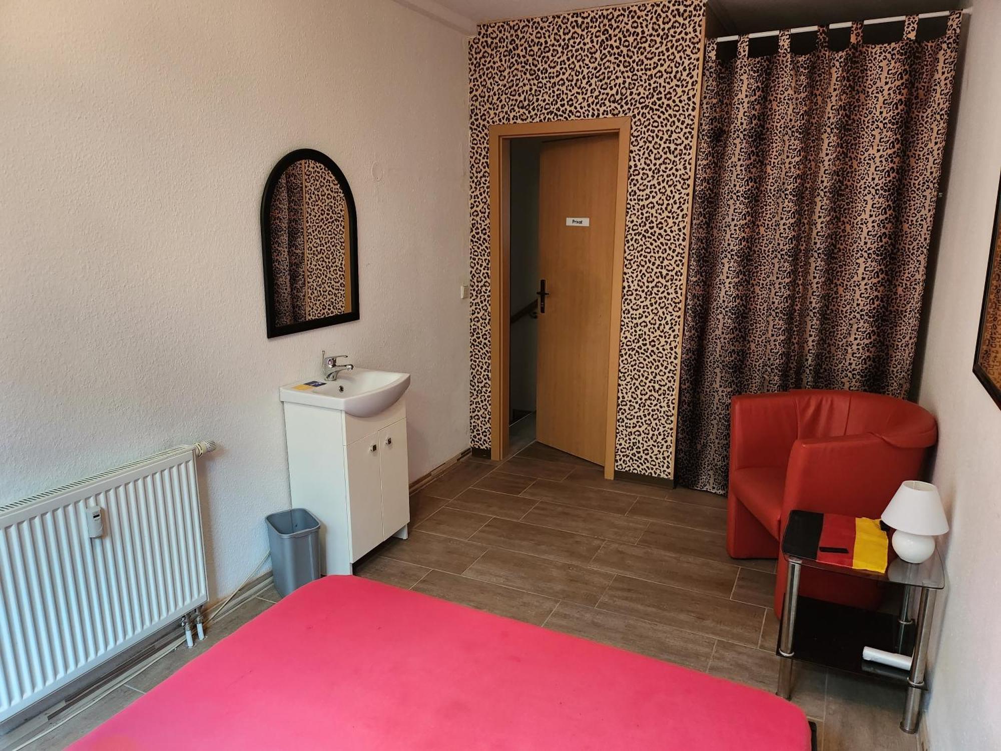 Halle, Top -Preise, Grosse 79 Qm Sd Fewo, Eg, Wahlweise Mit 1- 3 Dz, Inklusiv Tv Lounge, Kueche, Bad Wc Einfach Und Gut, Langzeitmieter Vb Preise Halle  Exterior foto