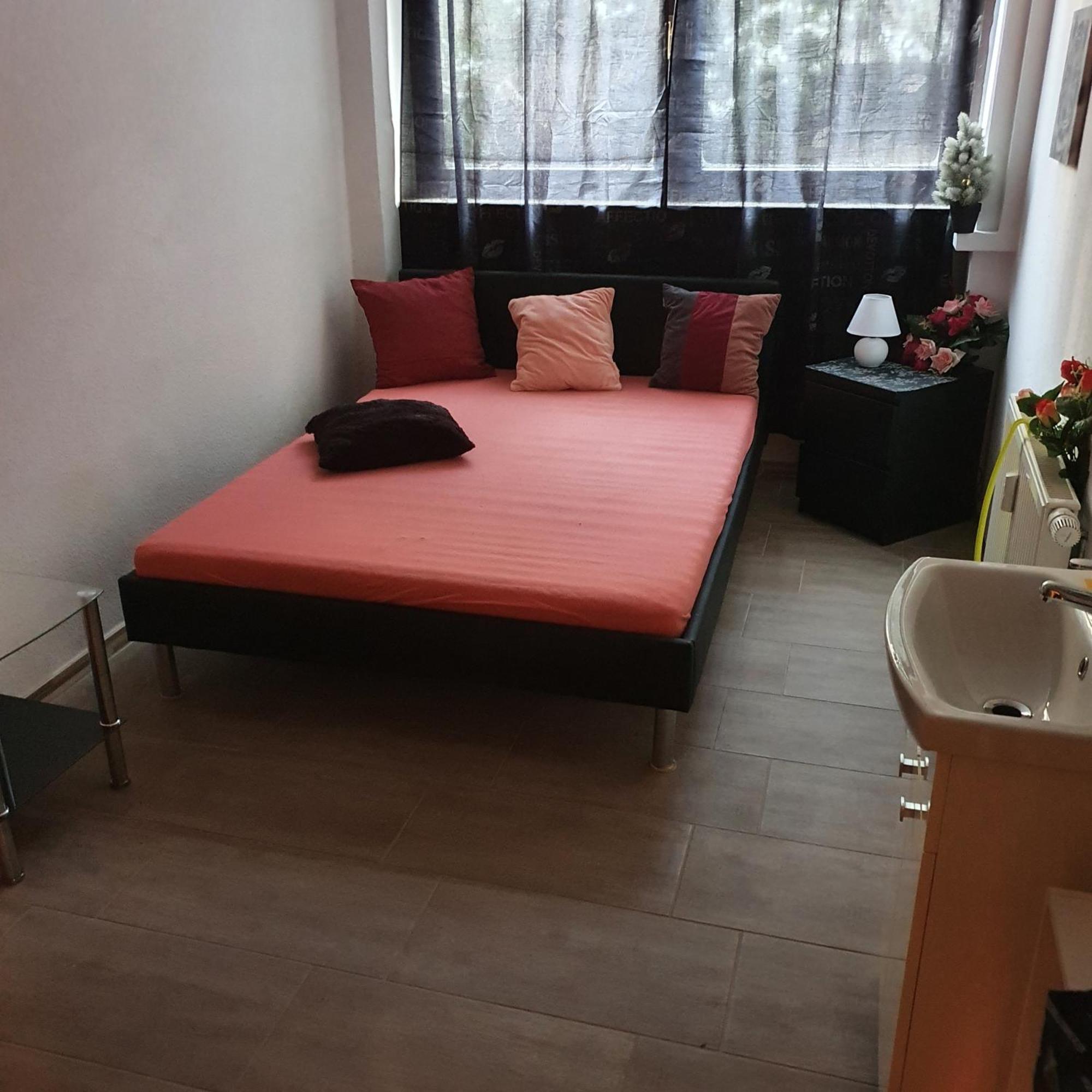 Halle, Top -Preise, Grosse 79 Qm Sd Fewo, Eg, Wahlweise Mit 1- 3 Dz, Inklusiv Tv Lounge, Kueche, Bad Wc Einfach Und Gut, Langzeitmieter Vb Preise Halle  Exterior foto